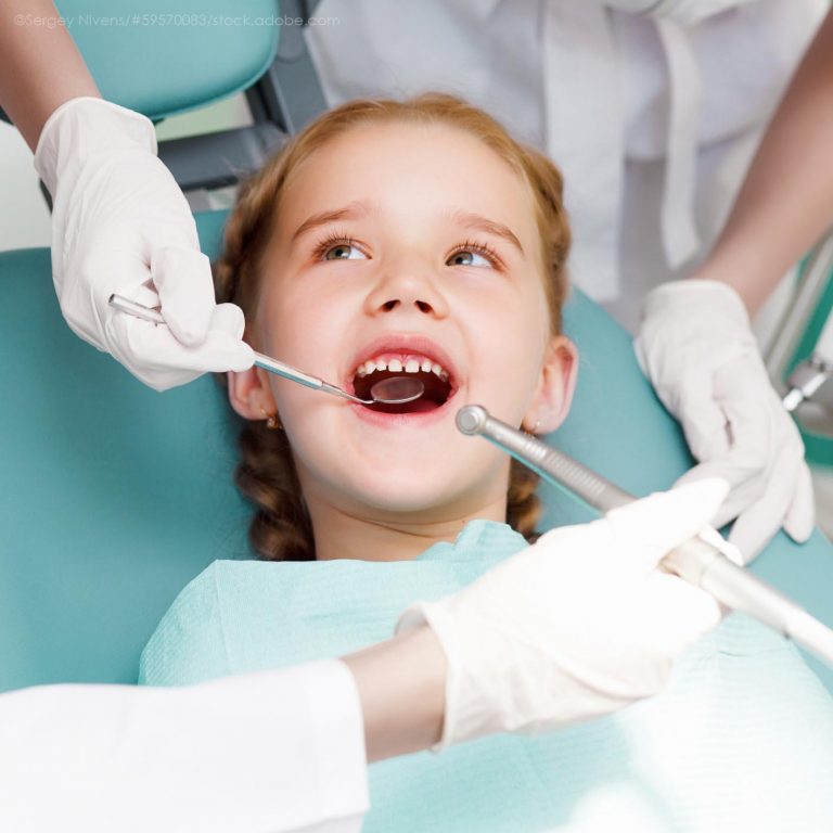Foto einer Kinder Untersuchung beim Zahnarzt